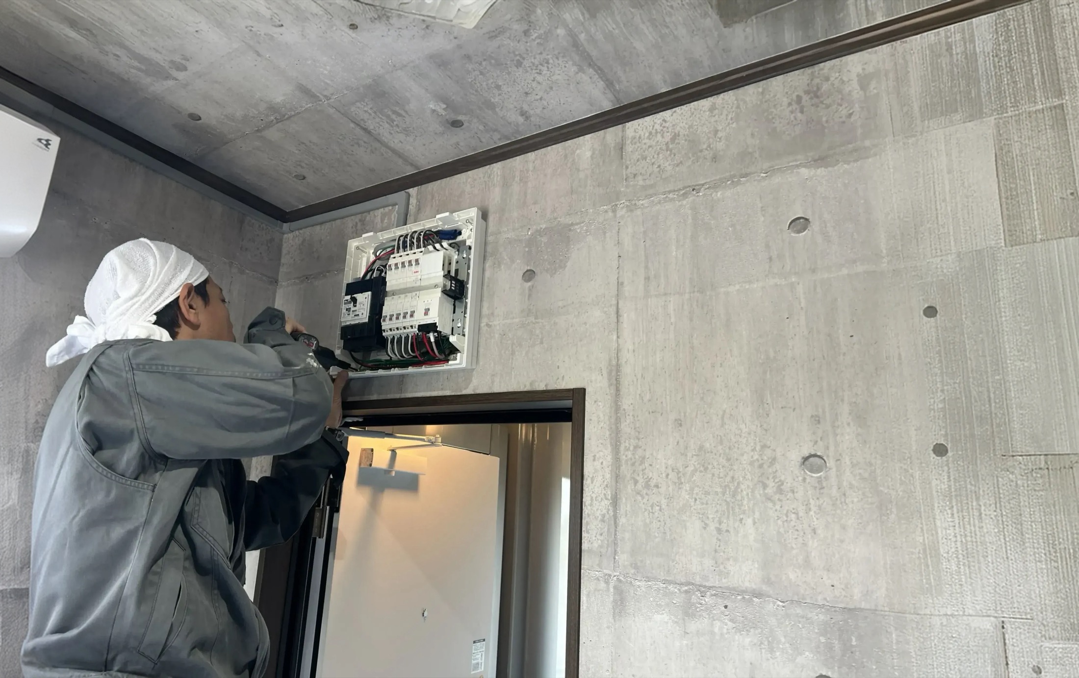 分電盤の施工を行う電気工事士