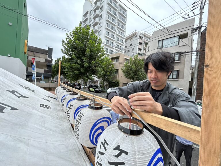 提灯への配線取付作業の様子