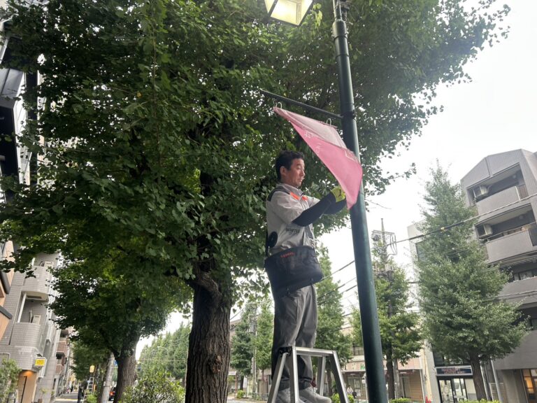 外灯へののぼり旗の取付作業の様子